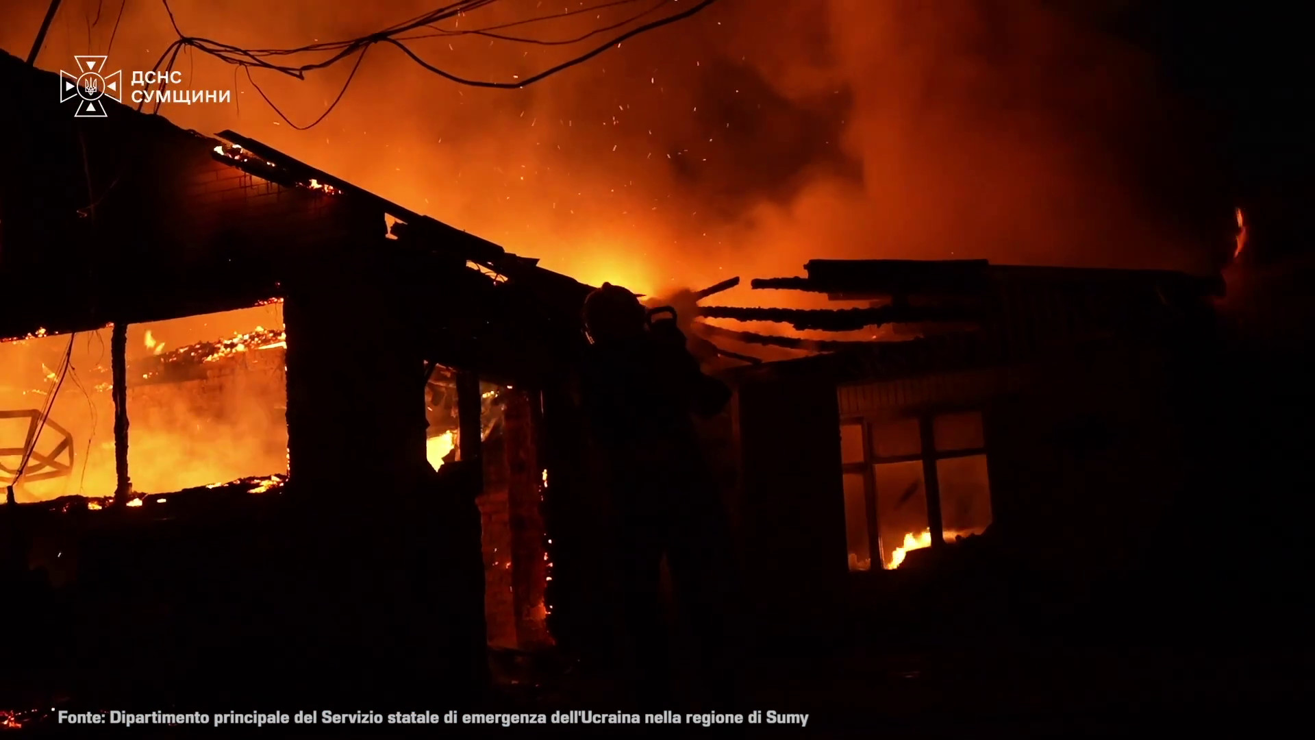 Ucraina, le immagini degli incendi dopo un attacco russo nella città di Sumy