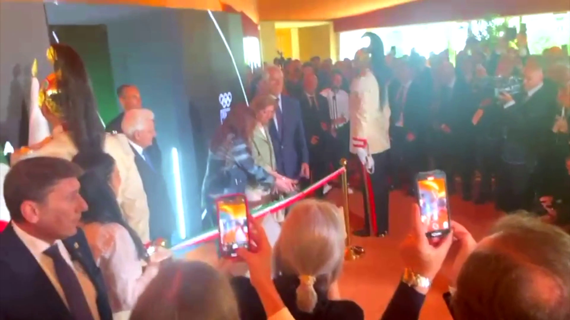 Il taglio del nastro per l’inaugurazione di Casa Italia a Parigi