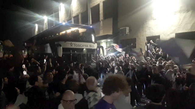 Fiorentina accolta dai tifosi in festa all'aeroporto