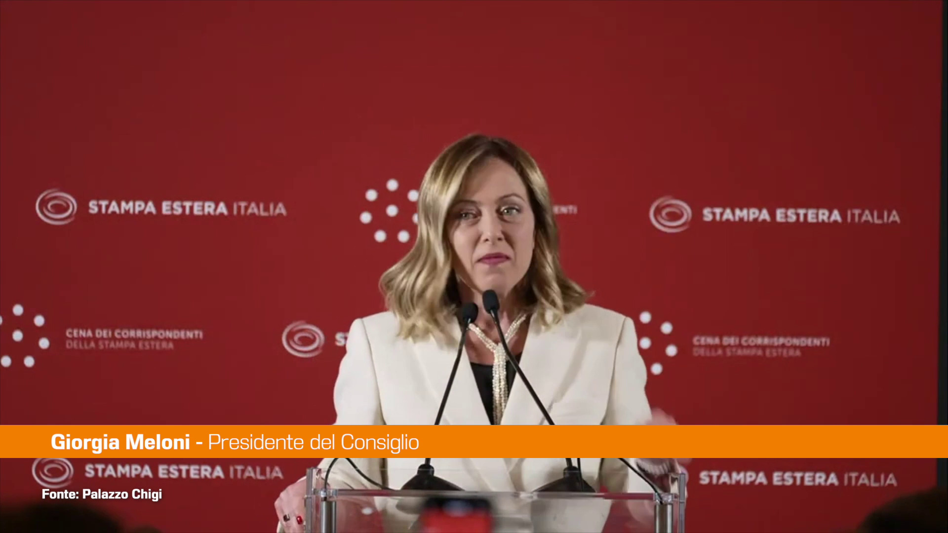 Meloni scherza con la stampa estera 