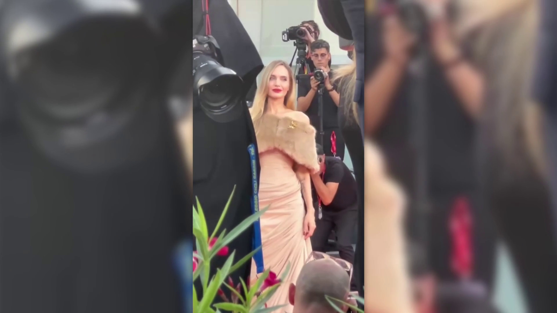 Angelina Jolie conquista il Lido, fan entusiasti a Venezia “Una dea”