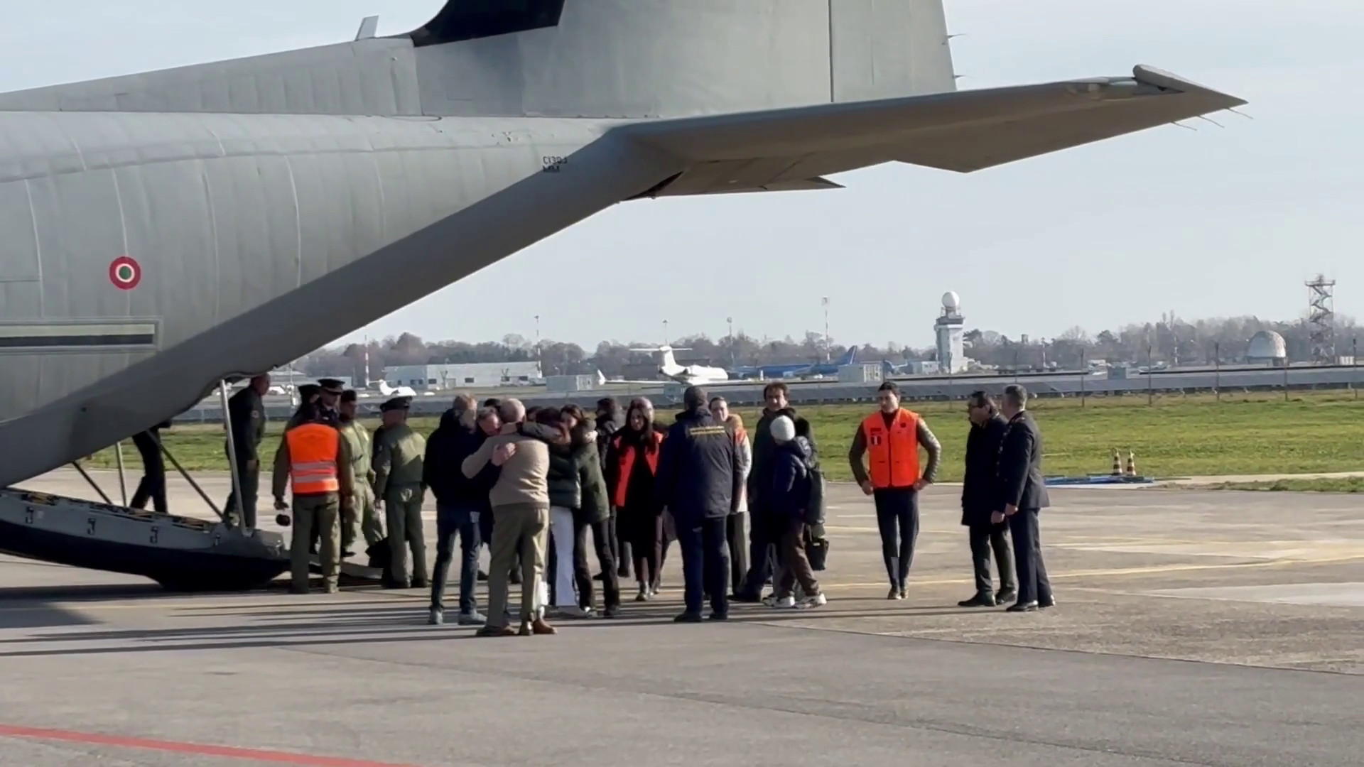 Tragedia di Crans-Montana, l'arrivo a Linate delle salme dei 5 giovani italiani