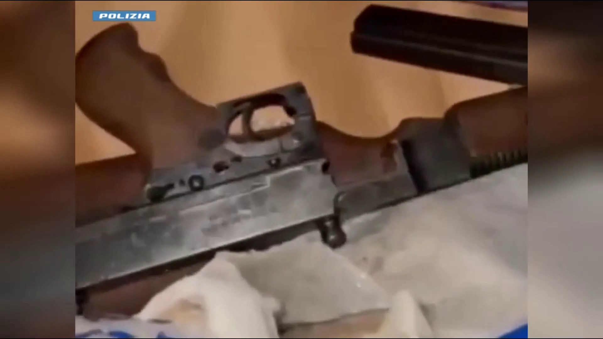 Nel Milanese due arresti per detenzione e traffico di armi da guerra