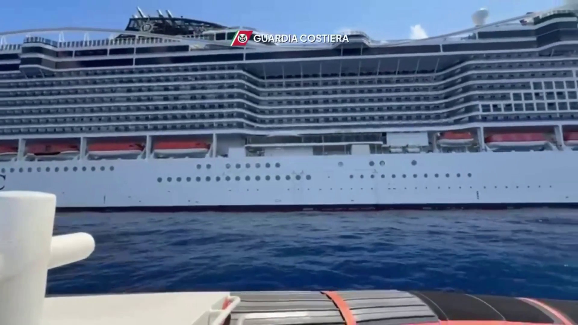 Nave MSC verso Napoli scortata dalla Guardia Costiera, le immagini