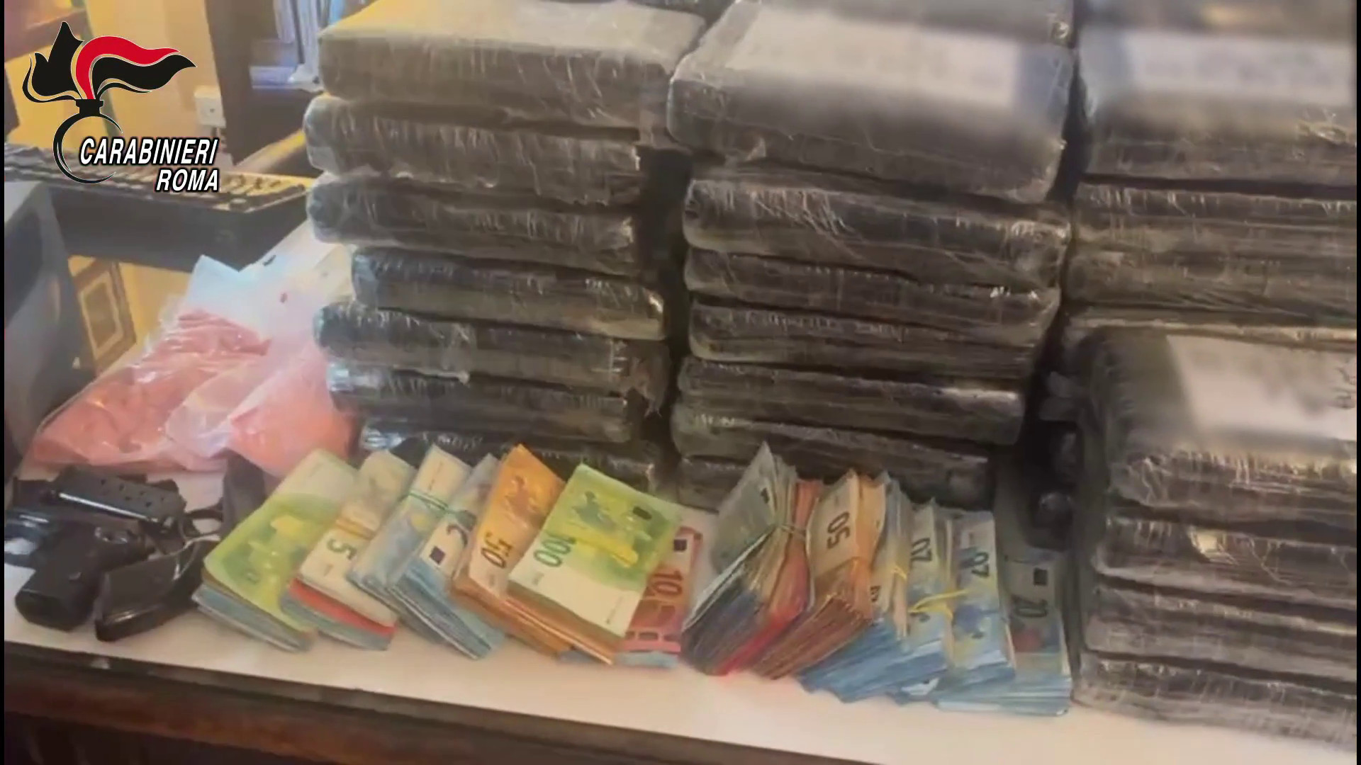 In casa con 67 chili di droga e due pistole, arrestato 35enne a Roma