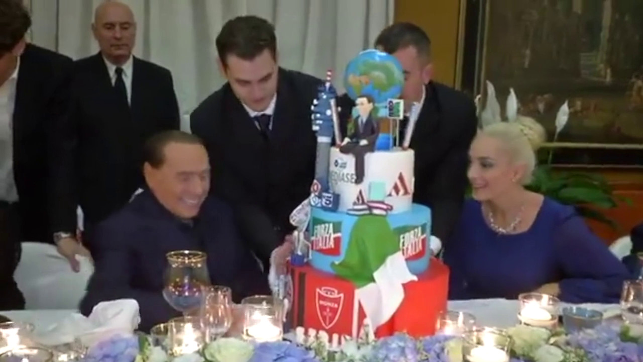 La cena ad Arcore per gli 86 anni di Berlusconi tra torta e palloncini