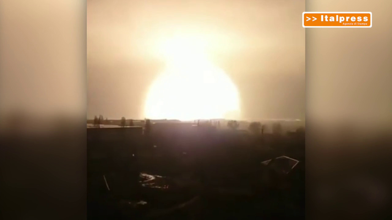 Ucraina, le immagini di una grande esplosione notturna a Kharkiv