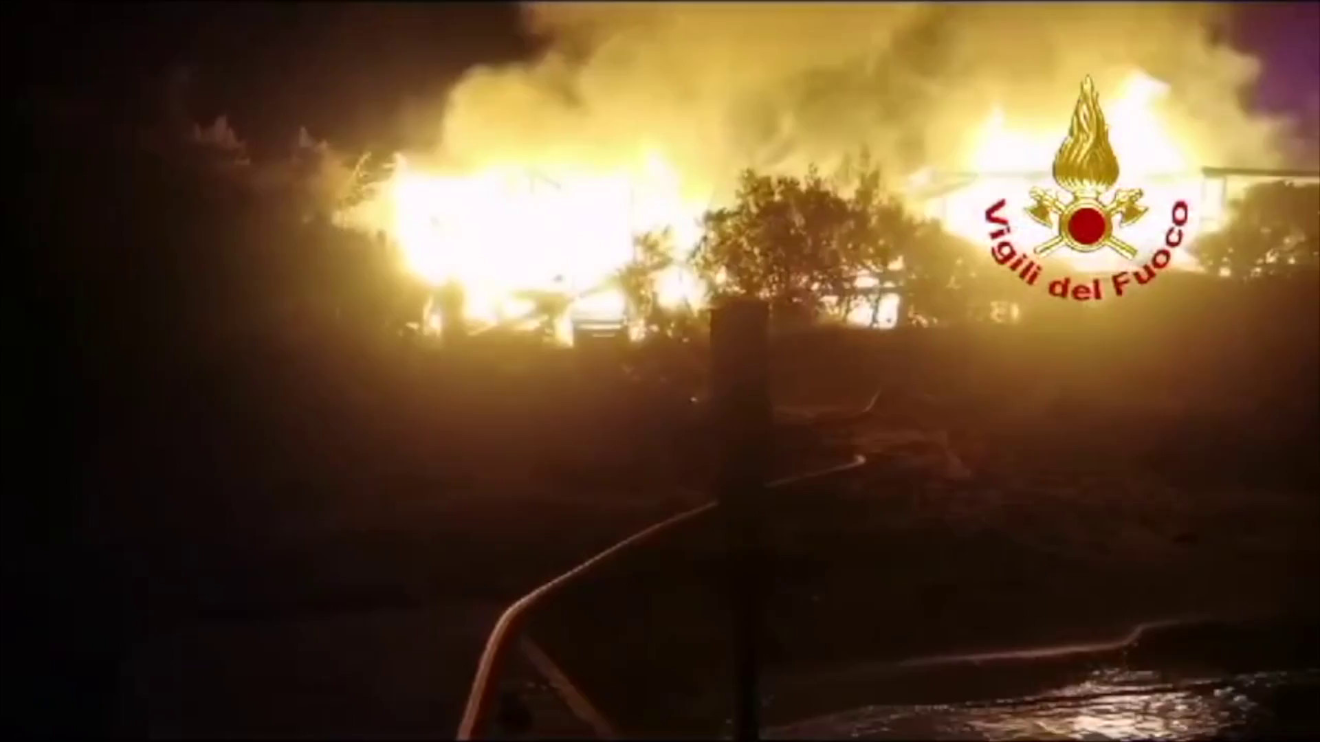 Incendio di un chiosco in spiaggia in Costa Smeralda