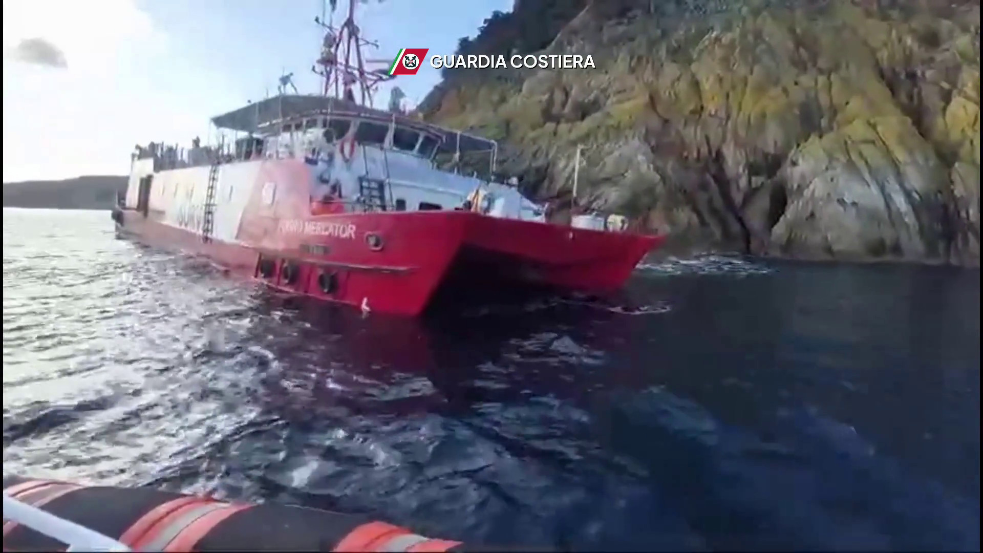 Nave oceaonografica si incaglia all'Isola Elba, salvate 11 persone