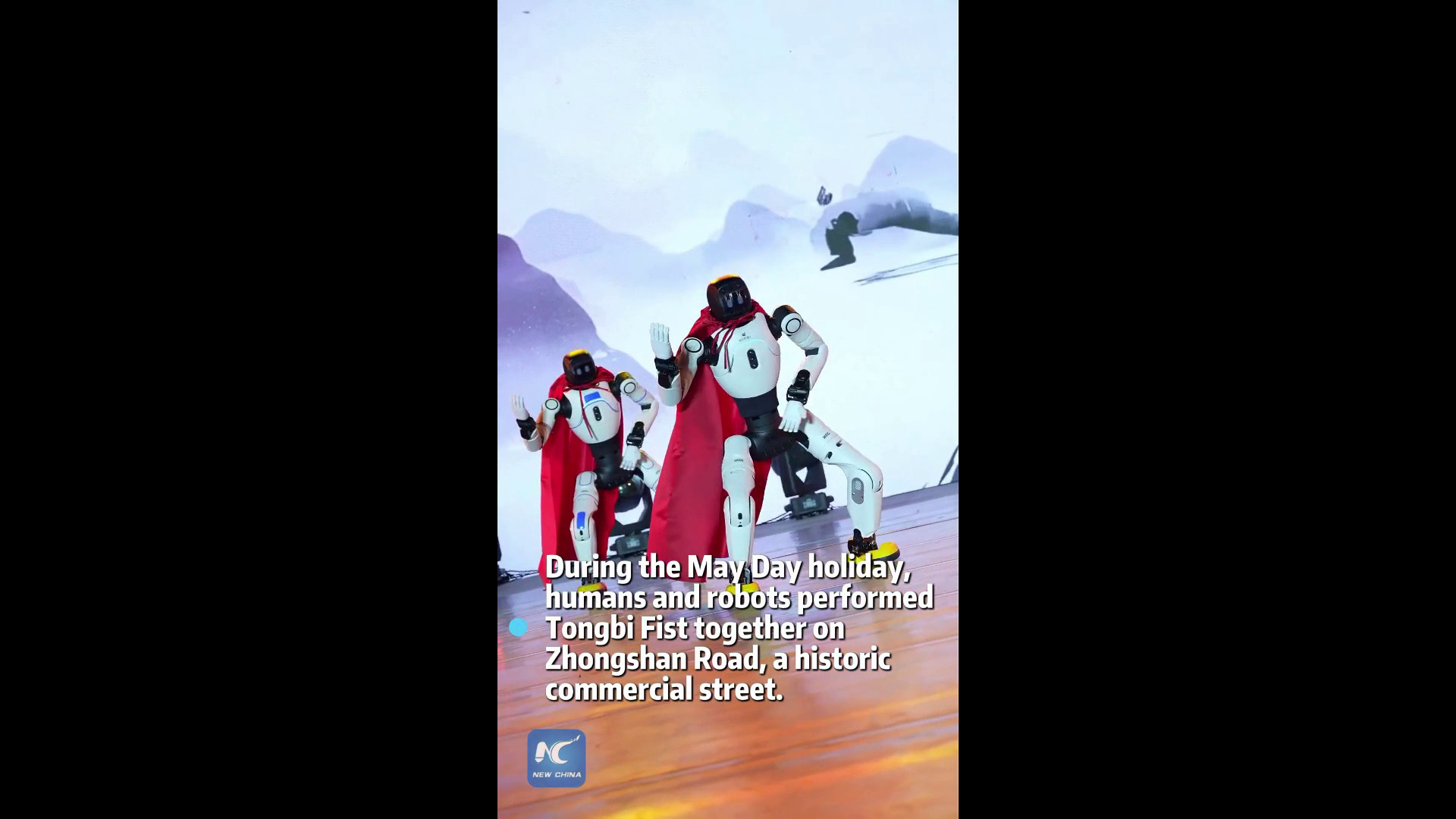 Cina, umani e robot insieme in un'esibizione di arti marziali a Xiamen