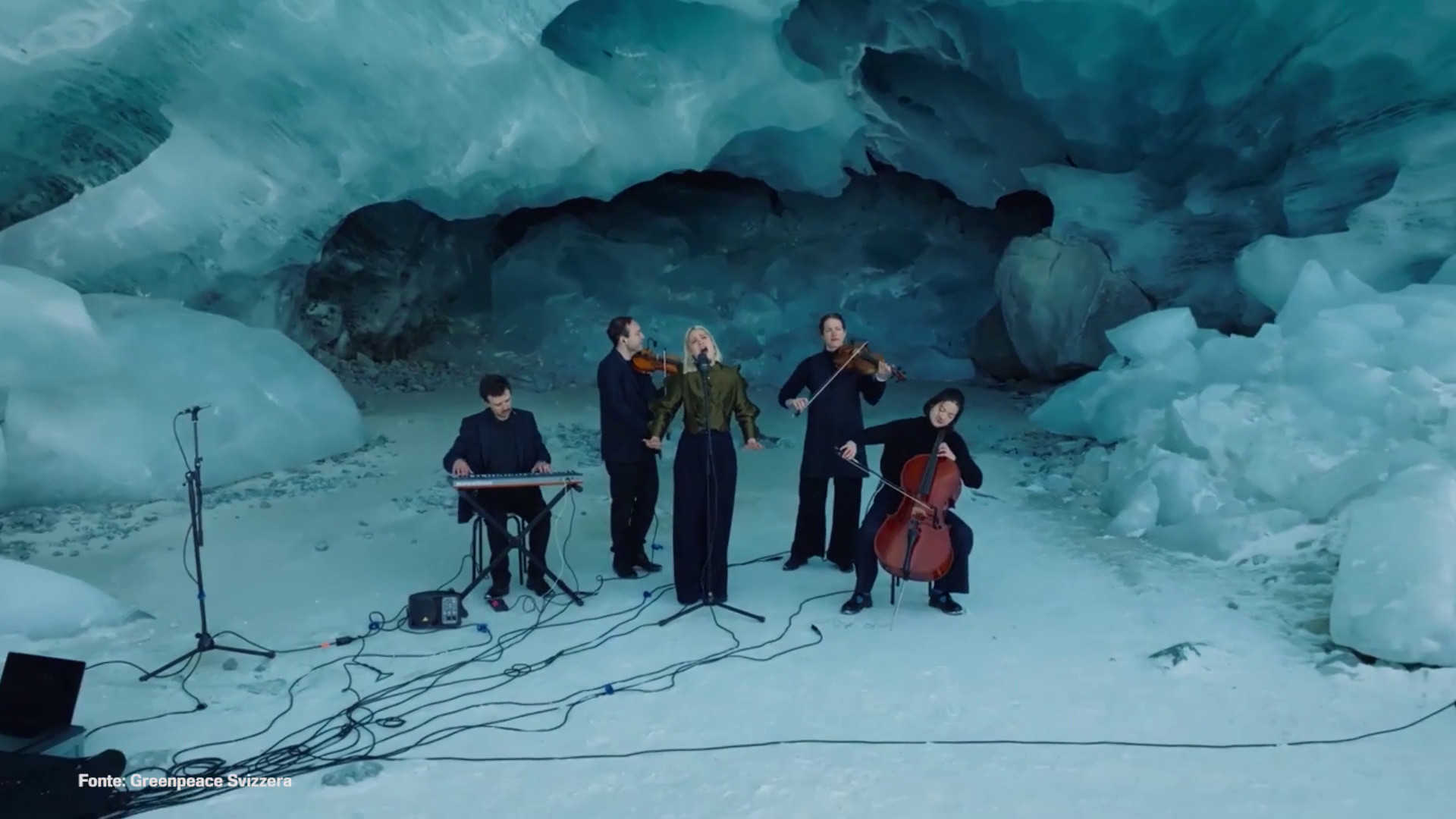 Musica, il concerto nel ghiacciaio che si scioglie