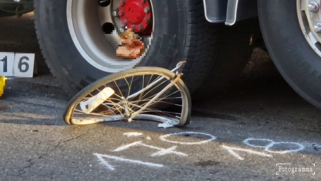 Donna in bicicletta muore a Milano travolta da un tir, le immagini
