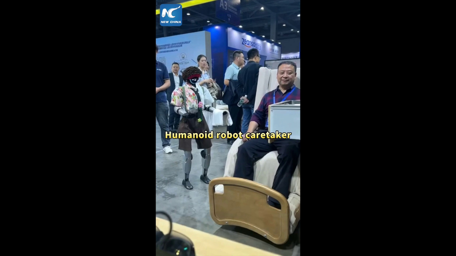 Cina: robot umanoide di assistenza presentato all'expo della silver economy