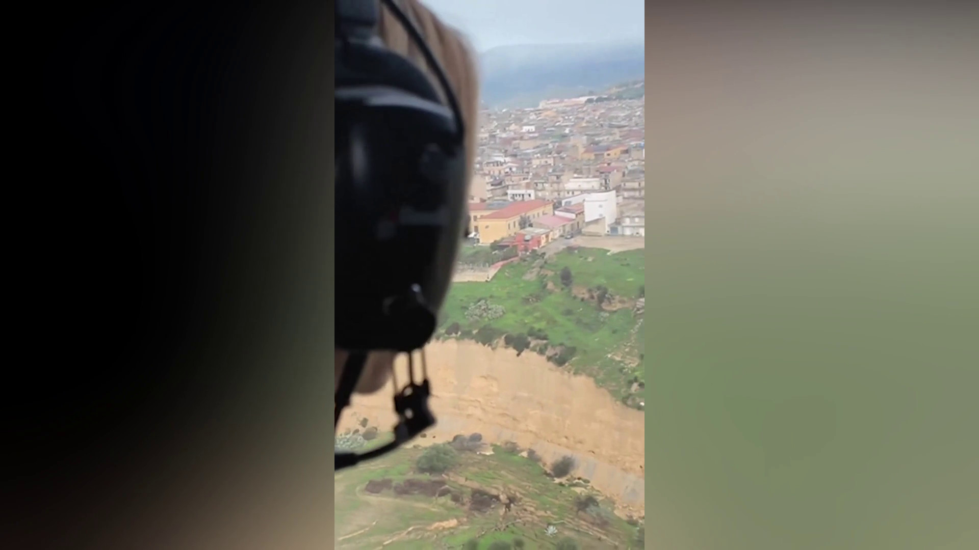 Meloni sorvola Niscemi in elicottero, le immagini