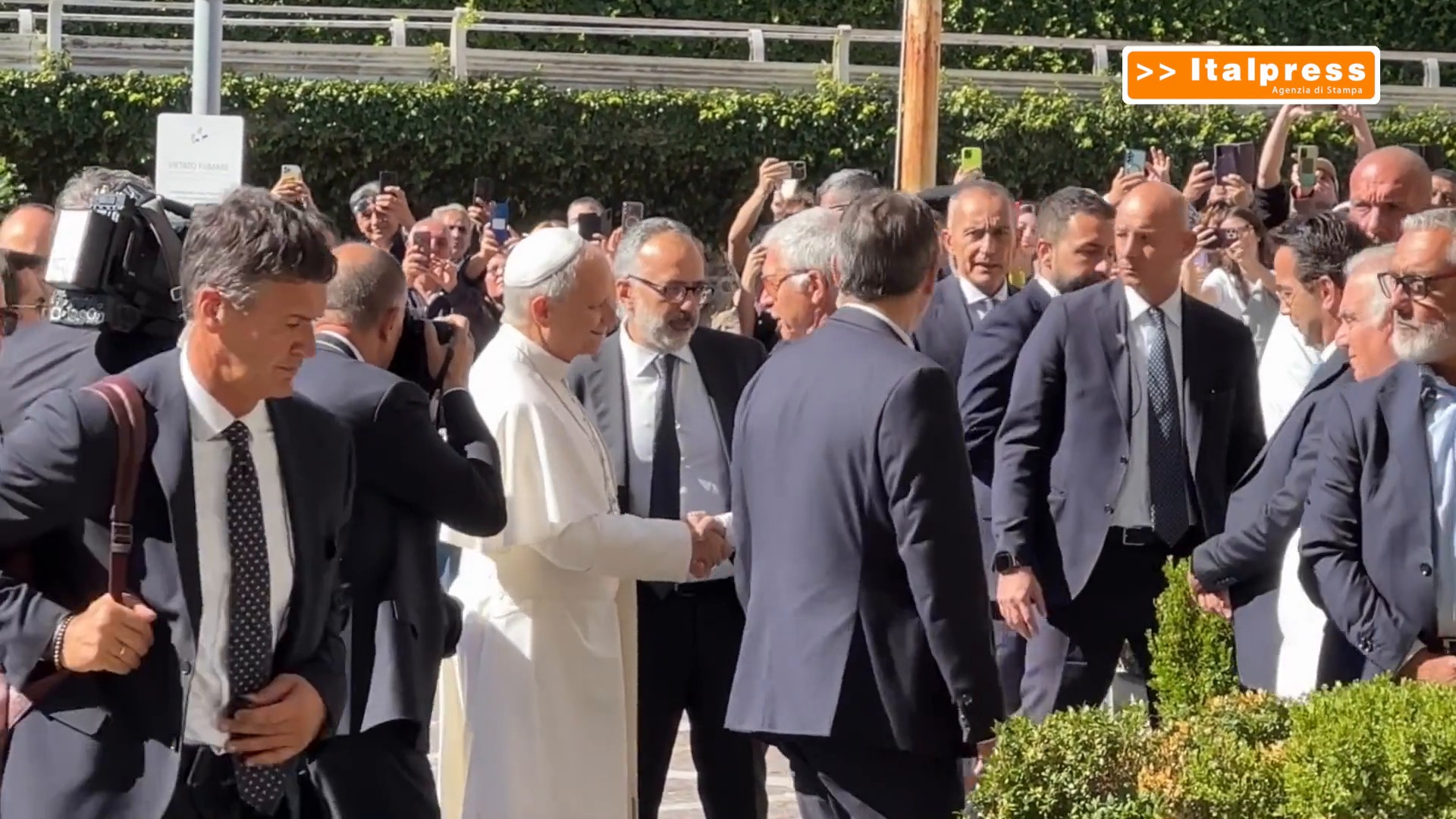 Papa Leone XIV arriva al Policlinico Gemelli