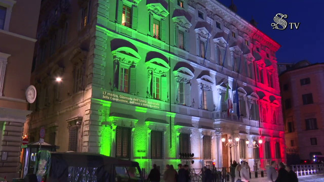 Unità d'Italia, la facciata di Palazzo Madama illuminata col tricolore