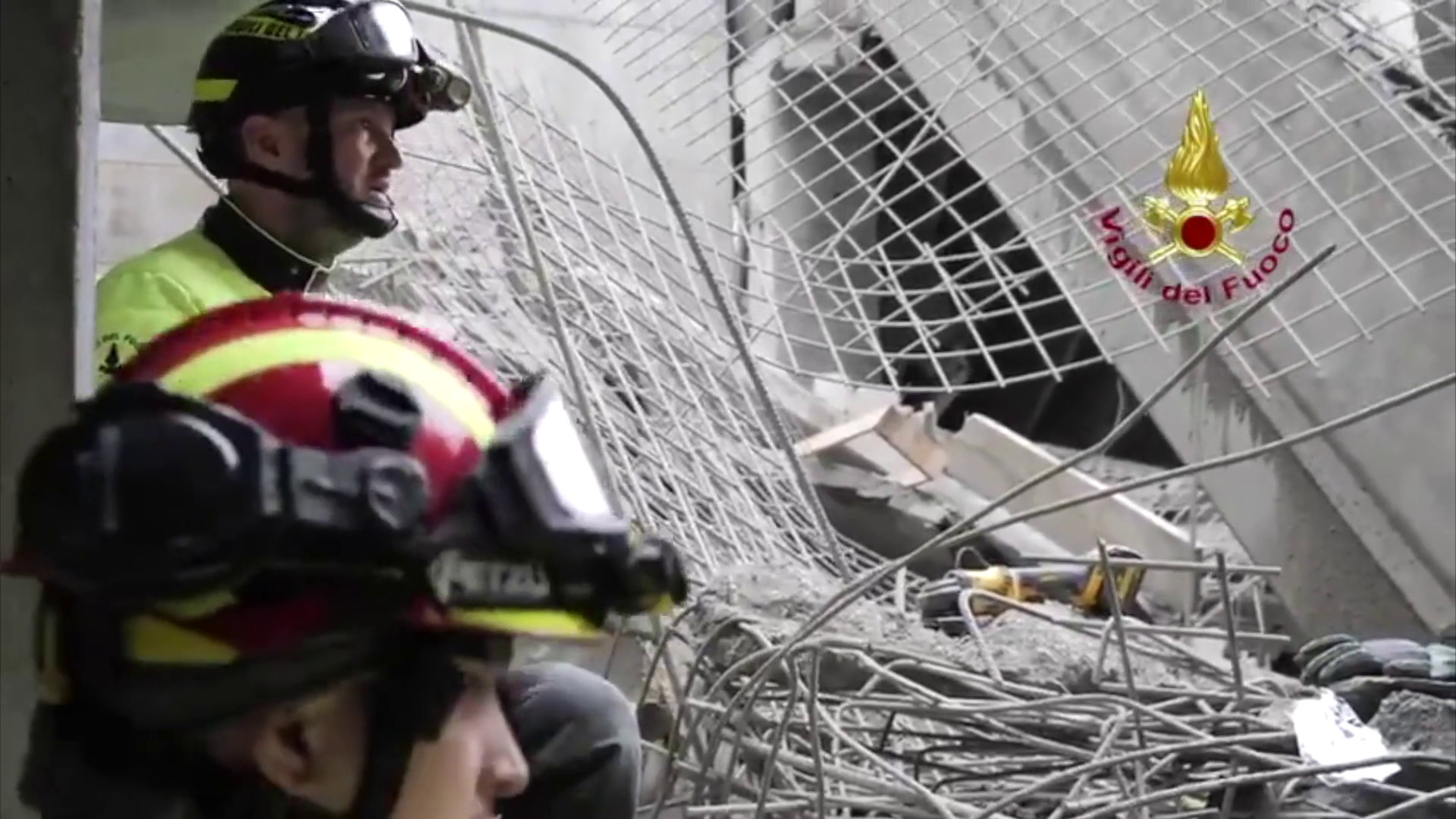 Crollo Firenze, Vigili del Fuoco scavano senza sosta tra le macerie