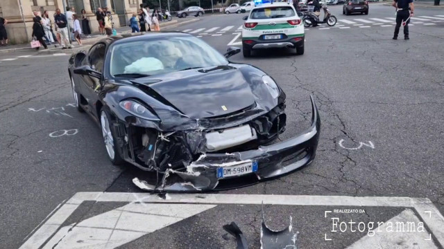 Milano, inseguimento dei vigili urbani finisce contro... una Ferrari