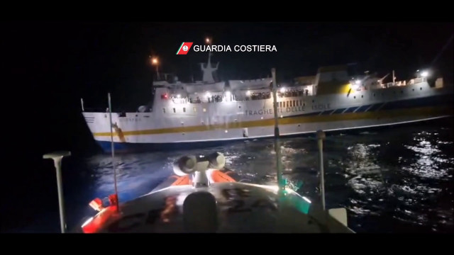 Fiamme su traghetto da Lampedusa a Porto Empedocle, video dei soccorsi