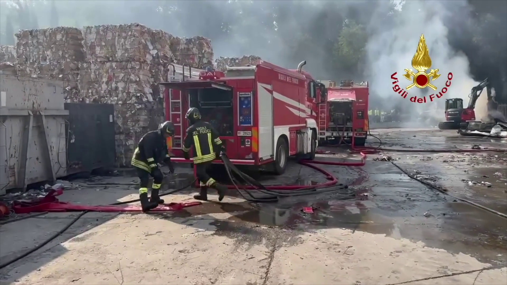 Incendio in un'azienda per lo smaltimento di carta nell'aretino