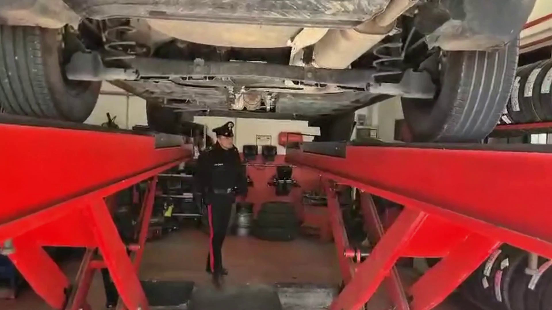 Droga nascosta nel doppiofondo dell'auto, 39enne arrestato a Roma