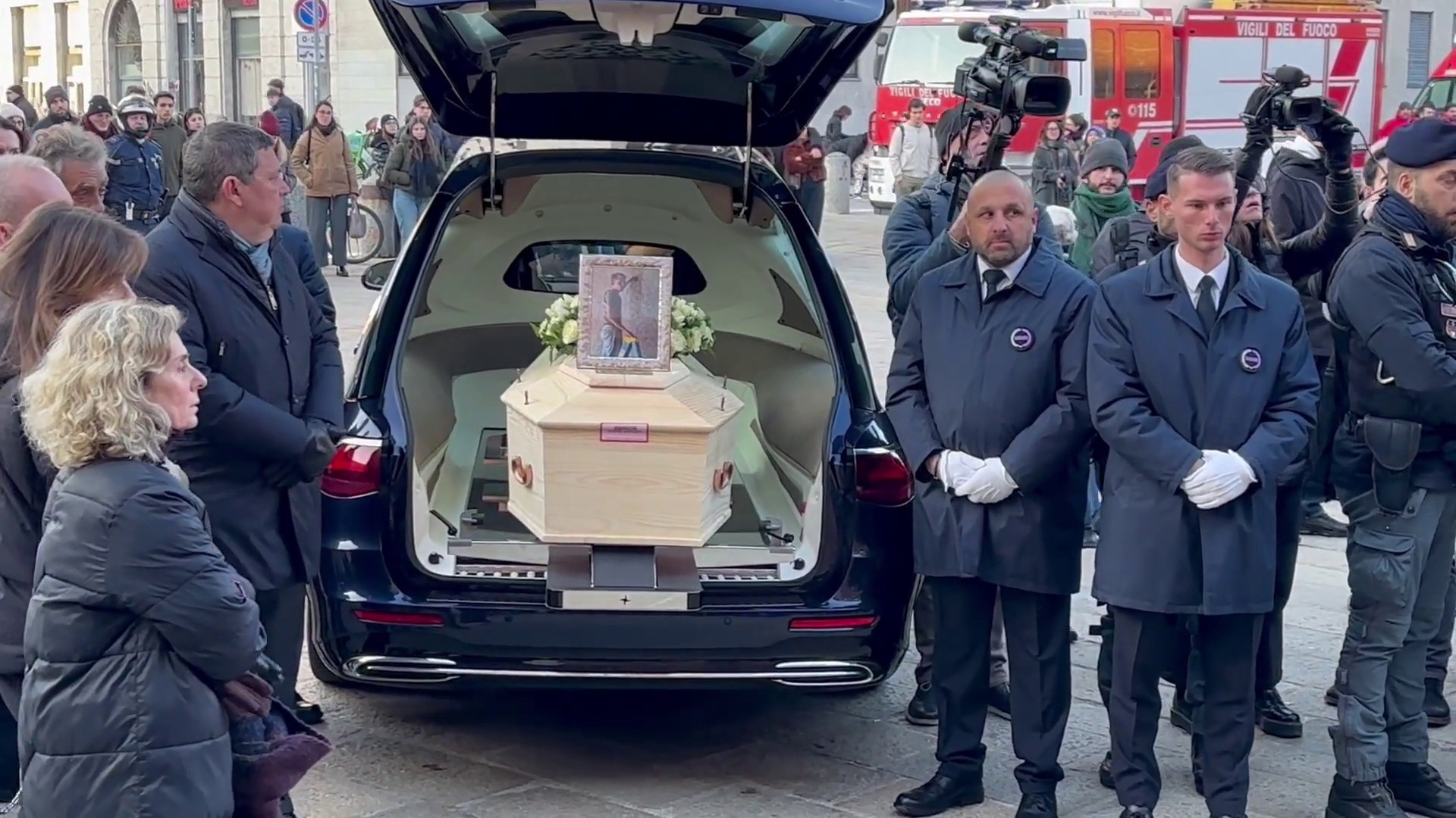 Funerali Achille Barosi, feretro salutato da applausi e note di 