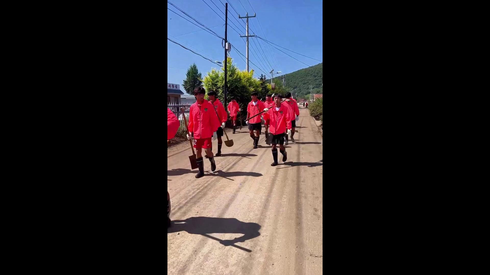 Cina, squadra di calcio del nord-est partecipa agli interventi post-alluvione