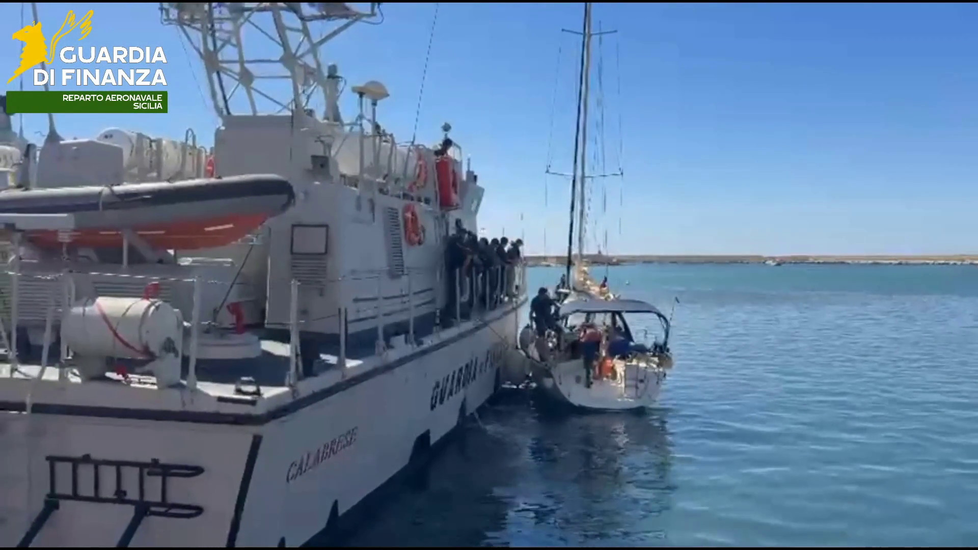 Trapani, nascondeva 8 migranti sulla barca a vela, arrestato