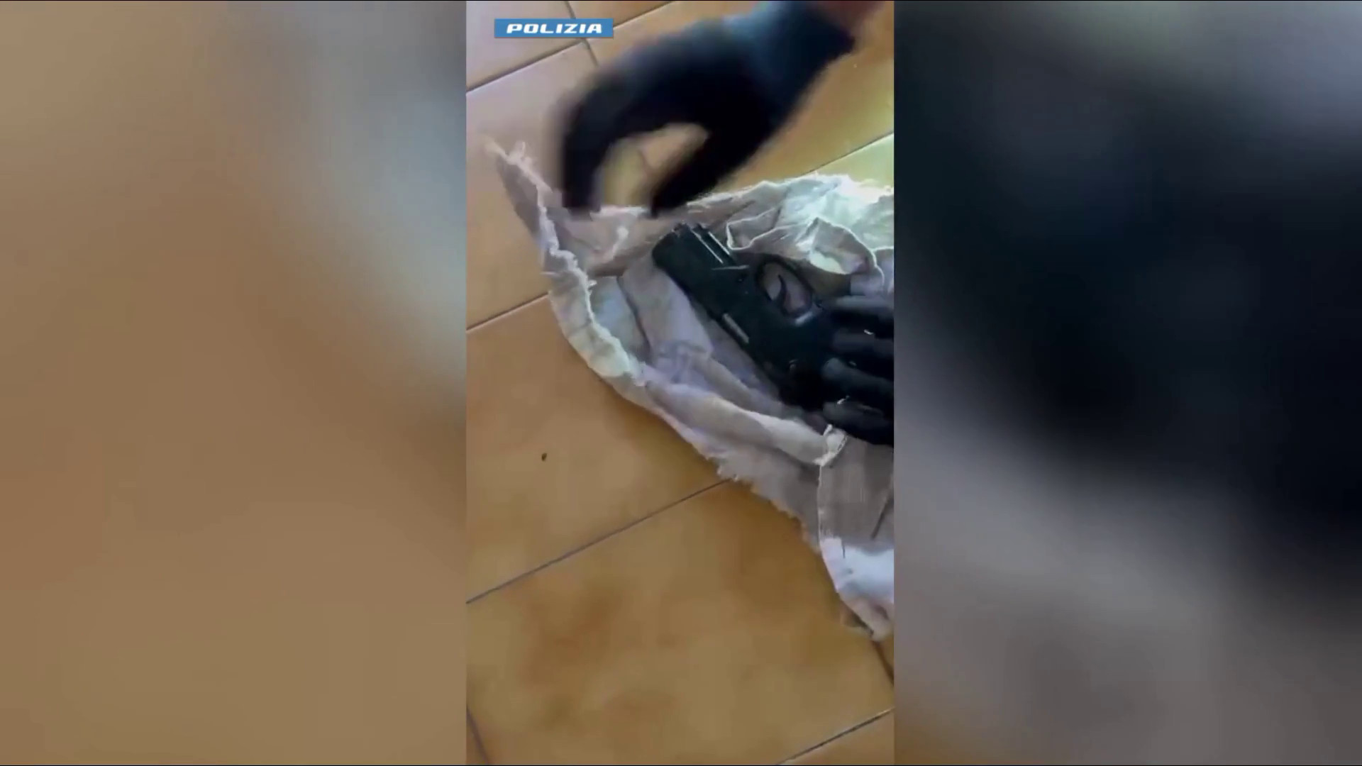 Siracusa, trovata una pistola nascosta nell'ascensore di un condominio