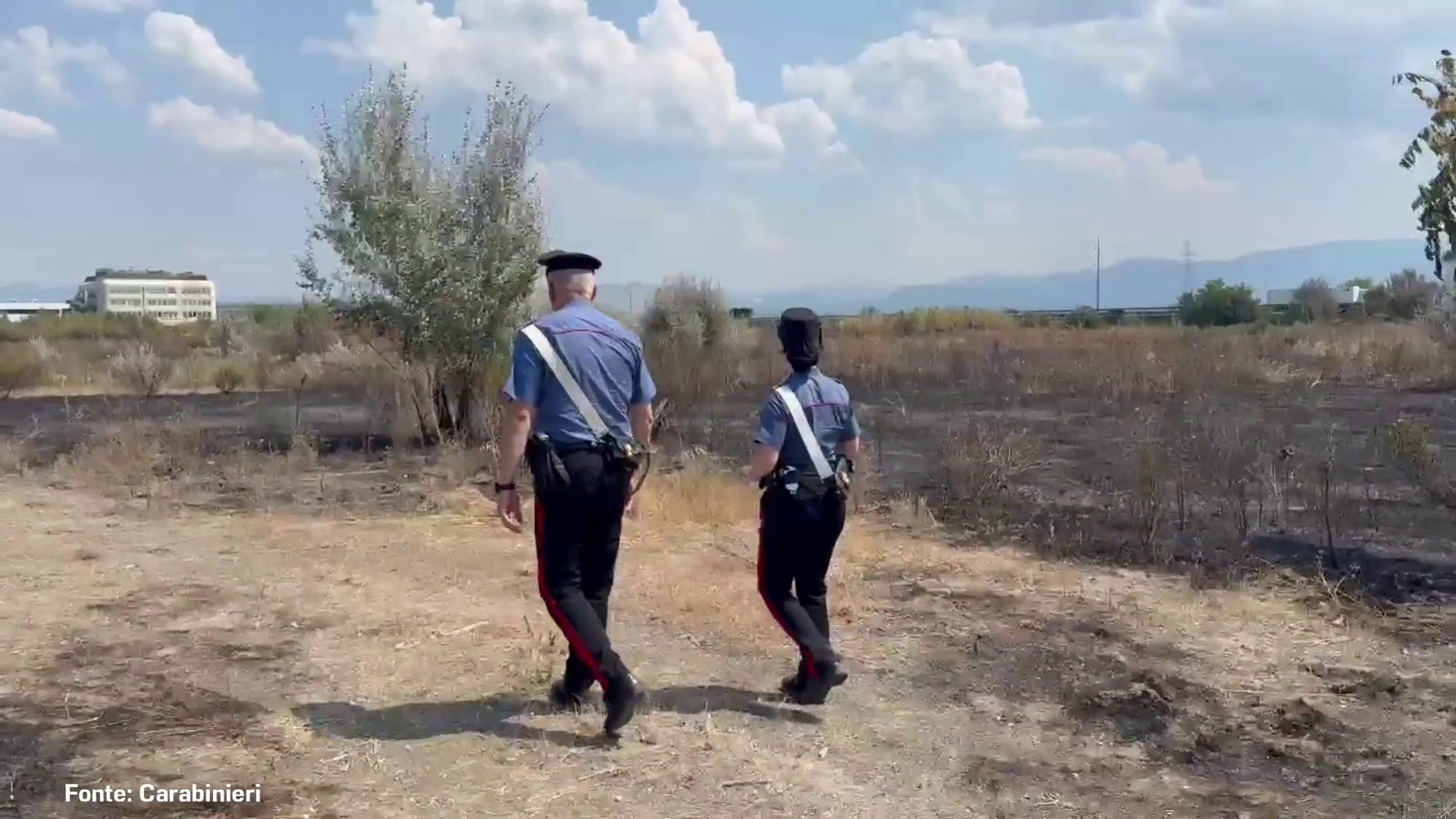 Due roghi in poche ore nella periferia romana, denunciato un piromane