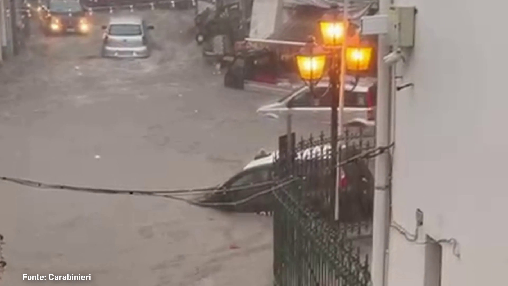 Violento nubifragio a Ischia, l'acqua trascina le auto dei Carabinieri