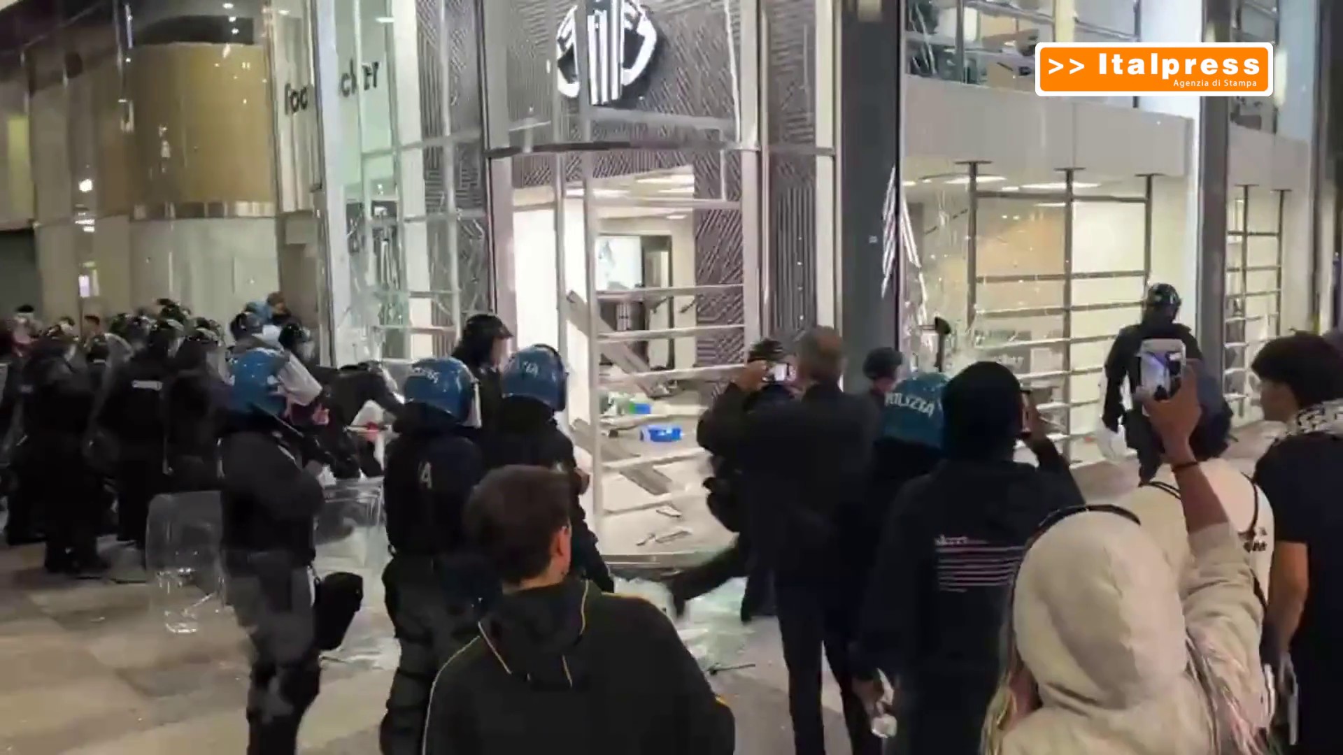 Scontri al corteo a Milano, fiamme su strada e saccheggiato un negozio di scarpe