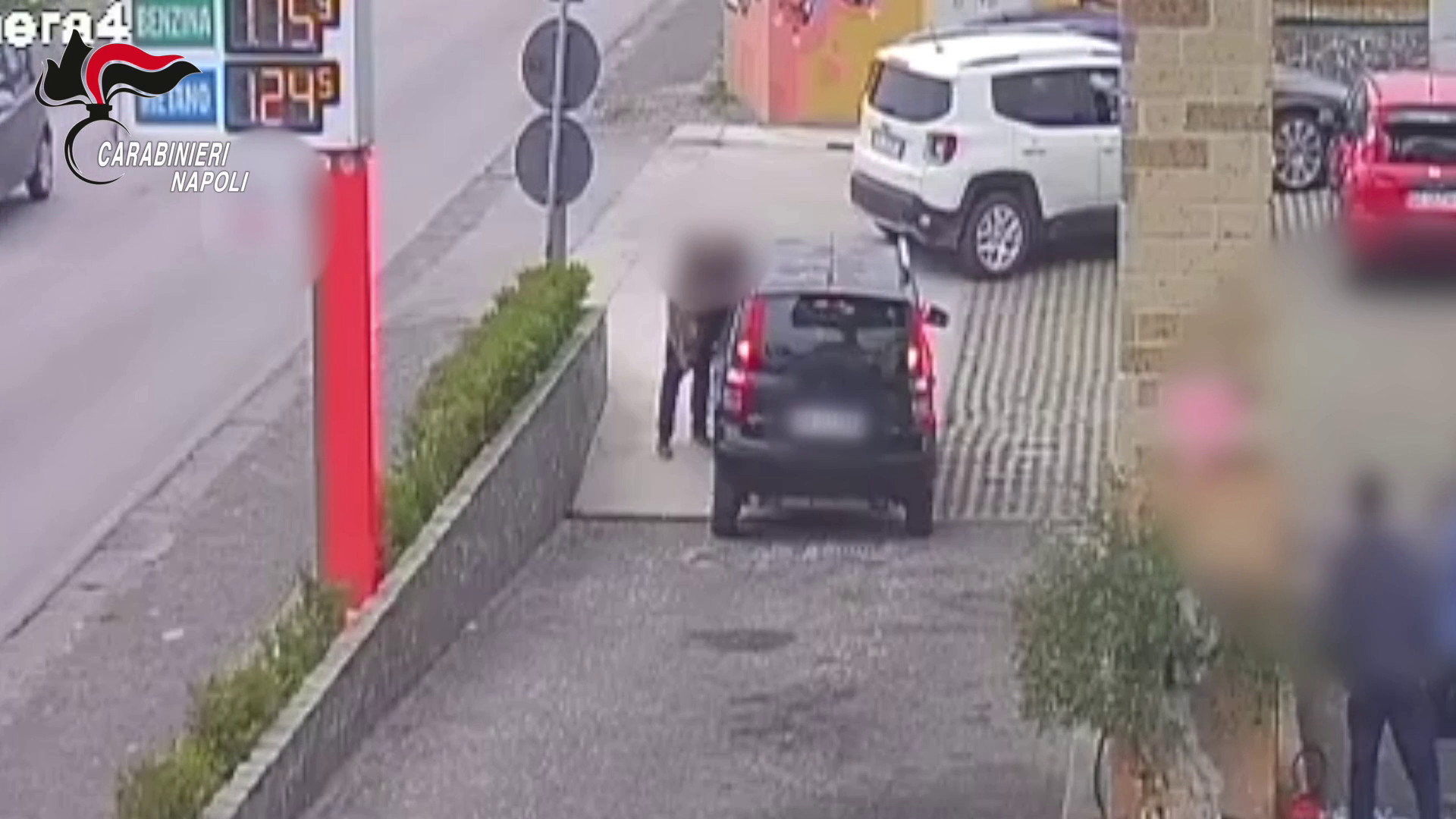 Donna aggredita dall'ex nel napoletano, arrestato il 49enne. Le immagini