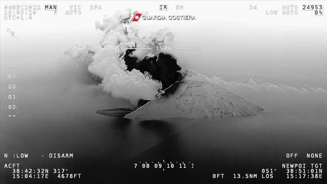 Eruzione Stromboli, l’aereo della Guardia costiera sorvola il vulcano