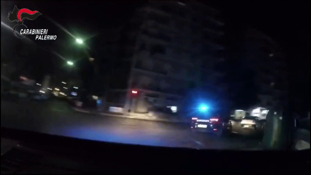Arrestati a Palermo dopo un furto, le immagini dell'inseguimento