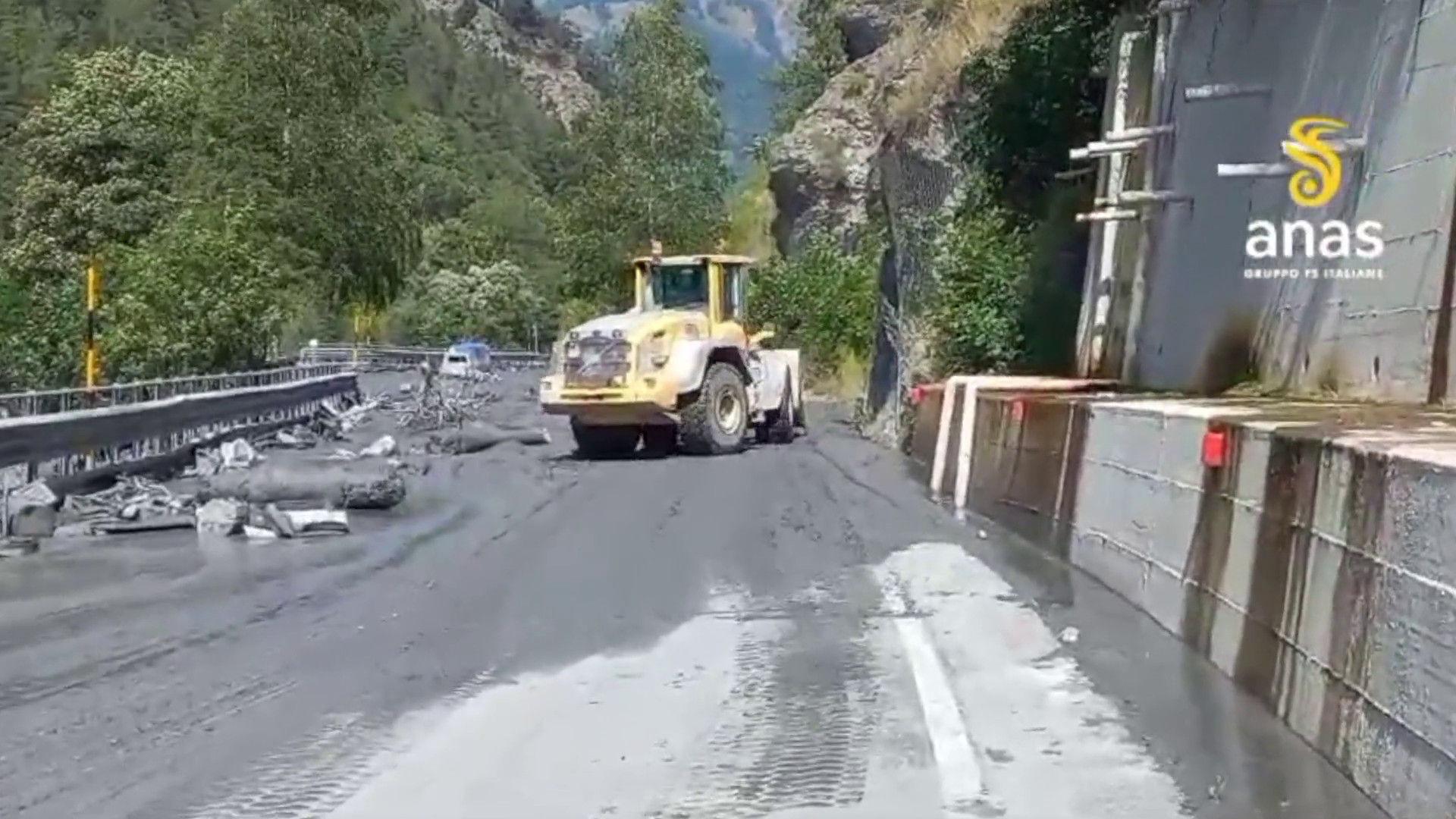 Esonda il torrente, statale 335 di Bardonecchia ricoperta di detriti