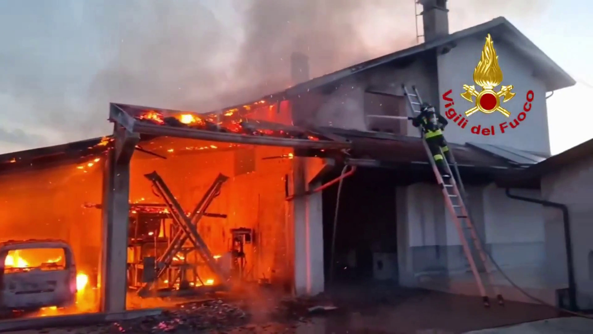 Ad Aviano incendio in una rimessa agricola