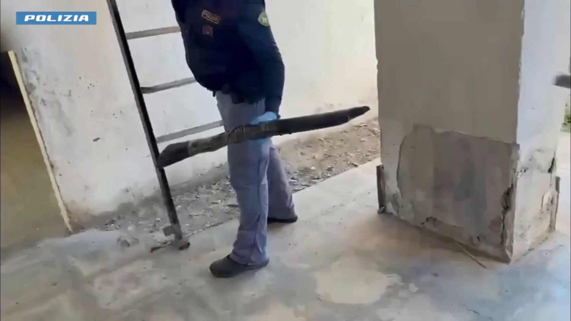 Catania, scoperto nascondiglio di armi e munizioni in edificio di Librino