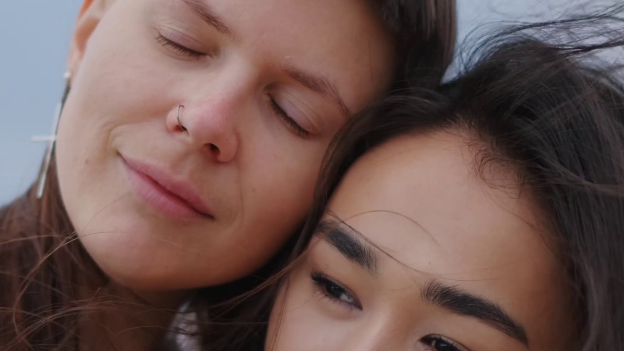 Sessualità, sempre più giovani gender fluid. Ecco cosa significa