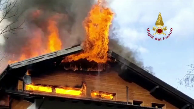In fiamme il tetto di un edificio nel vercellese, le immagini