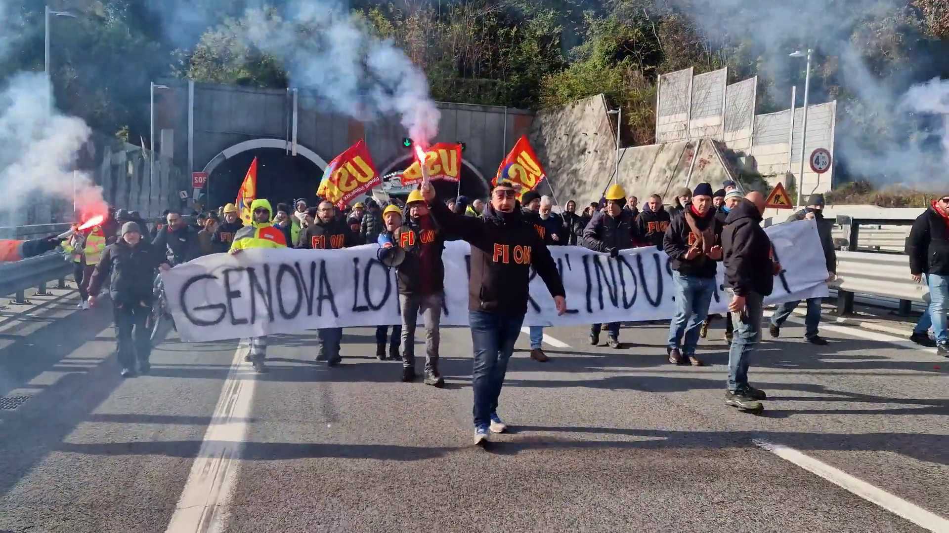 I lavoratori dell'ex Ilva occupano l'autostrada A10, Genova bloccata