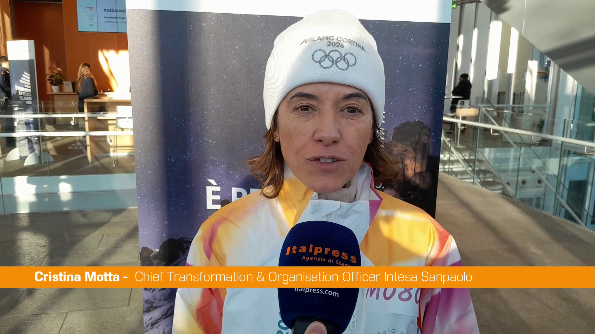 Fiamma Olimpica in sede torinese di Intesa Sanpaolo, Motta e Cascella tedofori