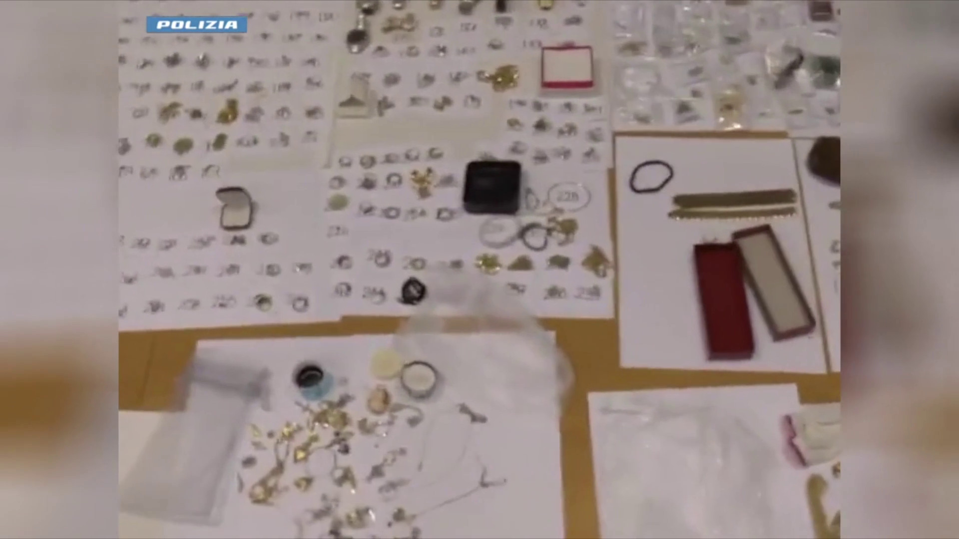 Gioielli e orologi rubati rivenduti all’estero, 4 arresti a Milano