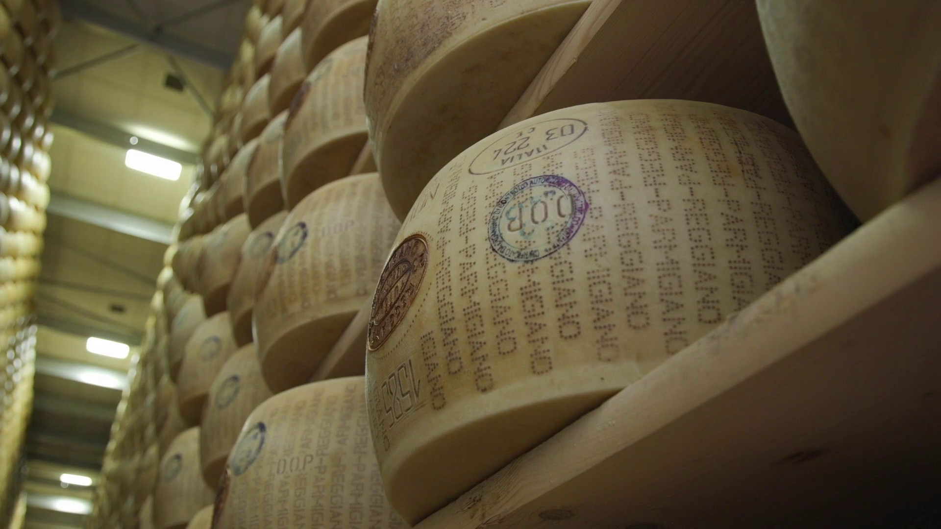 Parmigiano Reggiano, partita la “battitura” per il controllo qualità