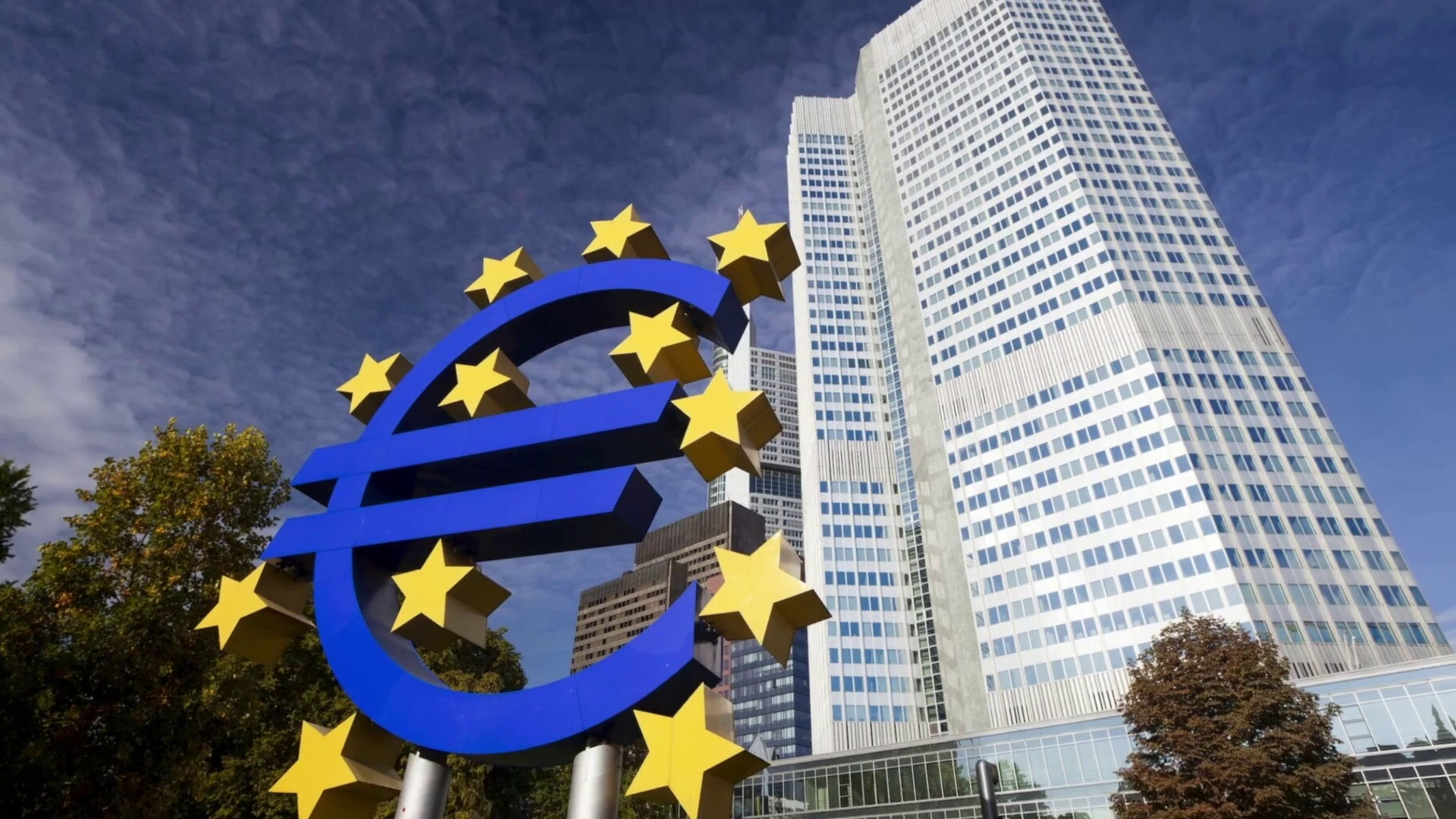Bce, la crescita dell'eurozona rallenta