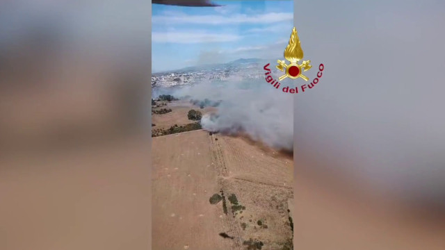 Incendio a Pomezia, fiamme minacciano abitazioni