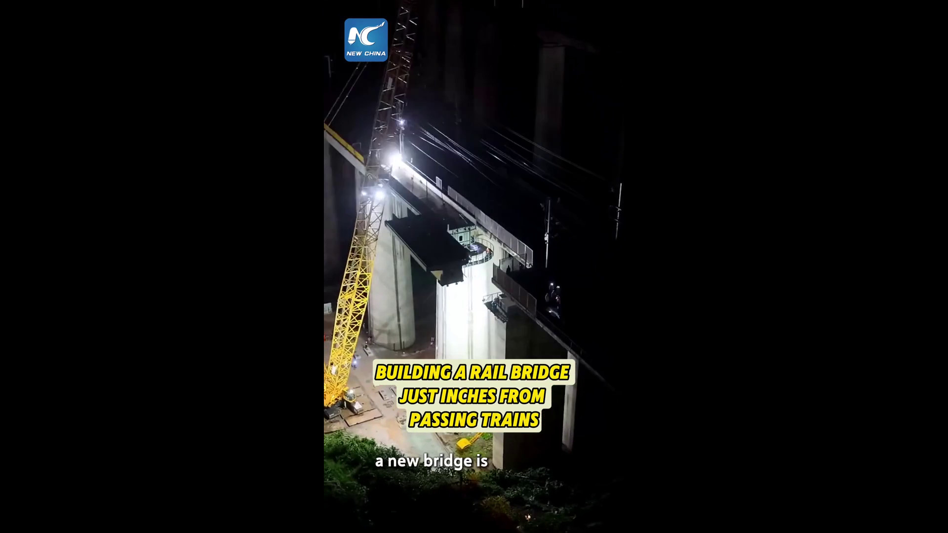 Cina, cantiere di un ponte ferroviario a pochi centimetri dai treni in transito