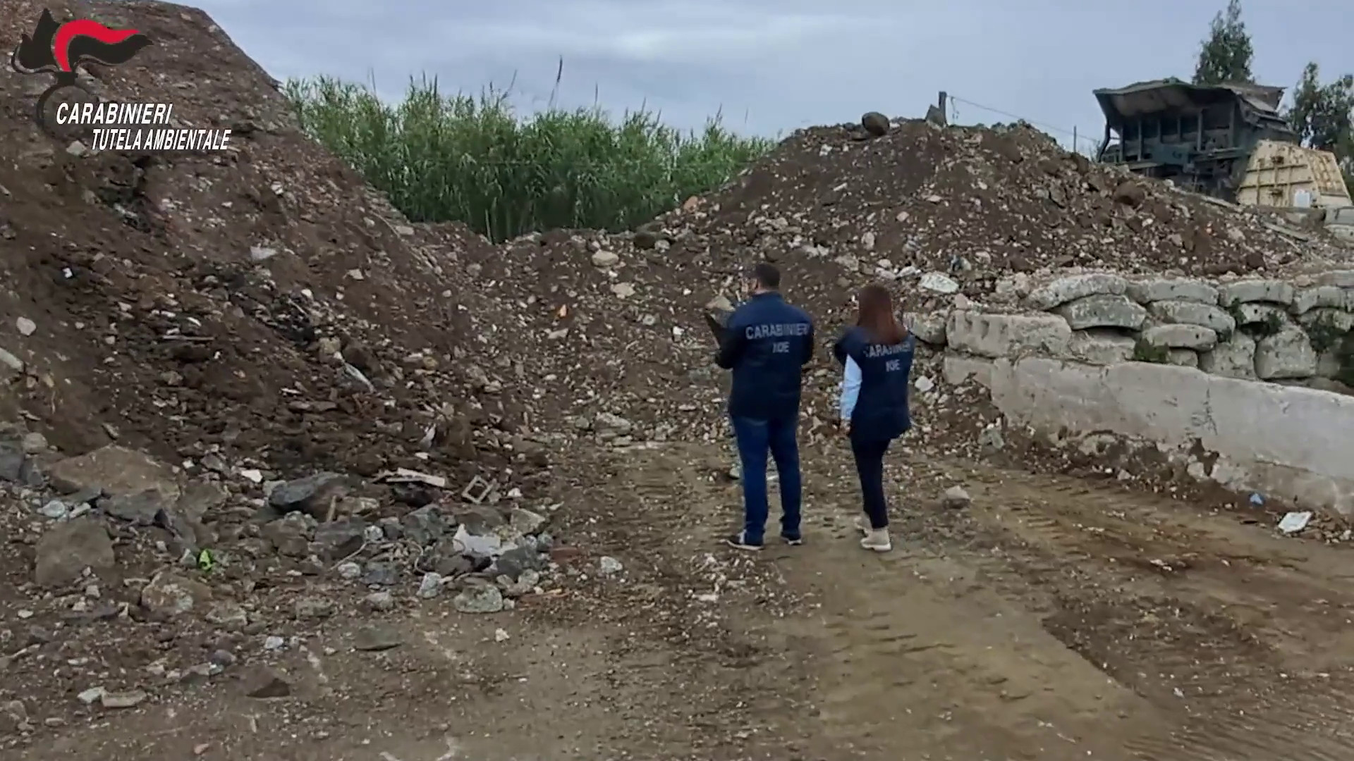 Traffico illecito di rifiuti, 2 arresti e 9 indagati tra Napoli e Caserta