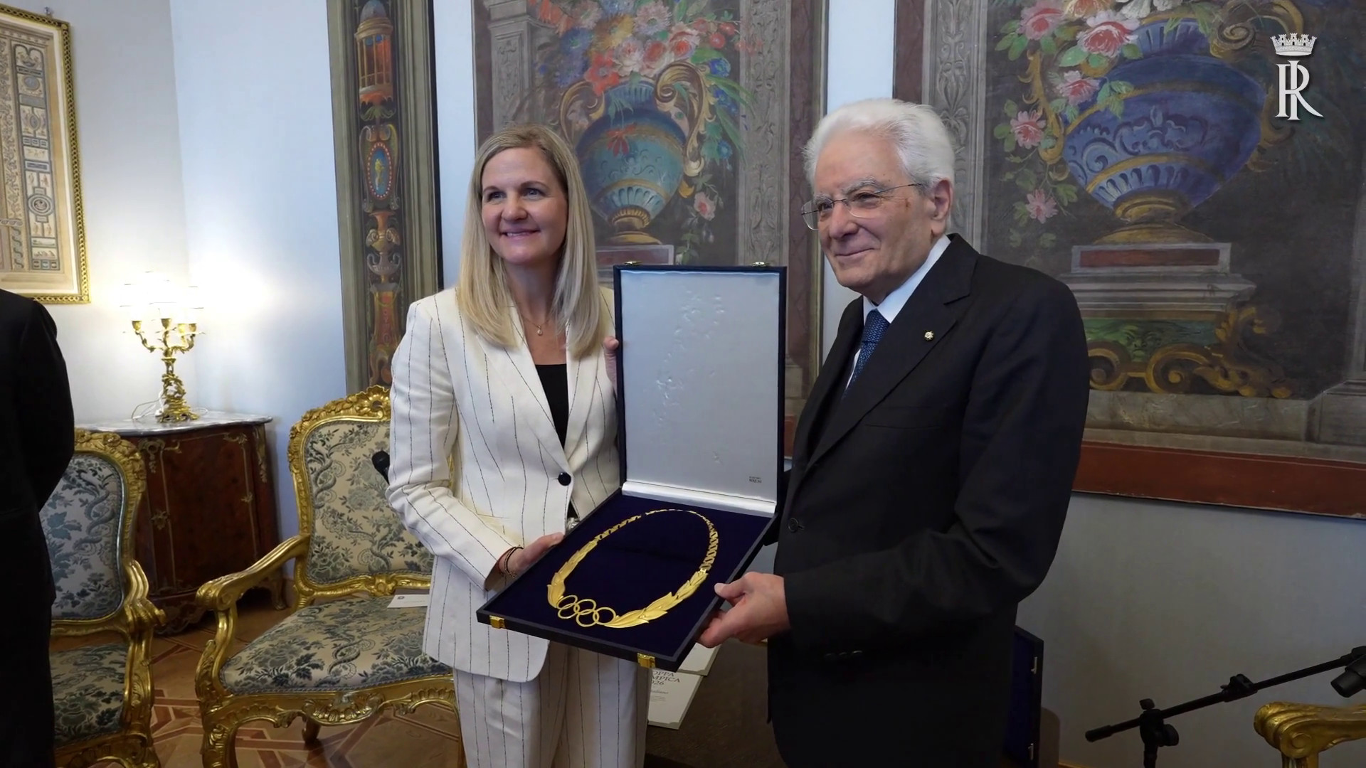 Mattarella riceve il Collare Olimpico da presidente del Cio Coventry