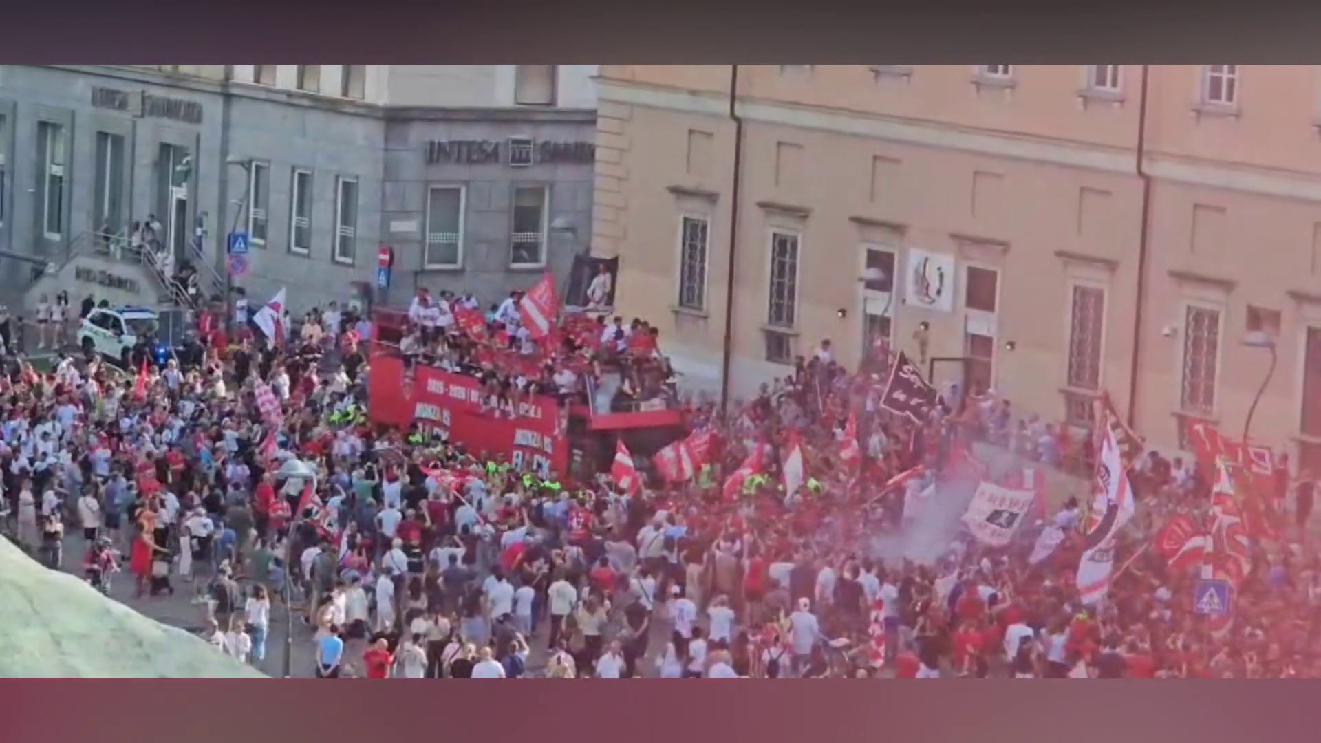 Festa Monza per la promozione in Serie A, le immagini del pullman scoperto
